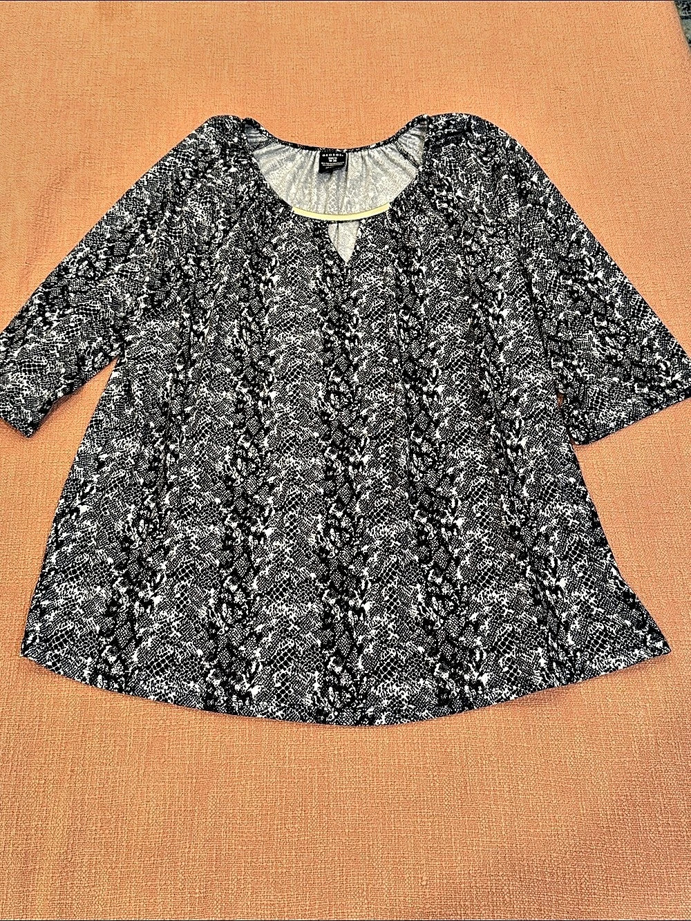 Snakesprint Keyhole Neck Top Black & White 2XL blouse